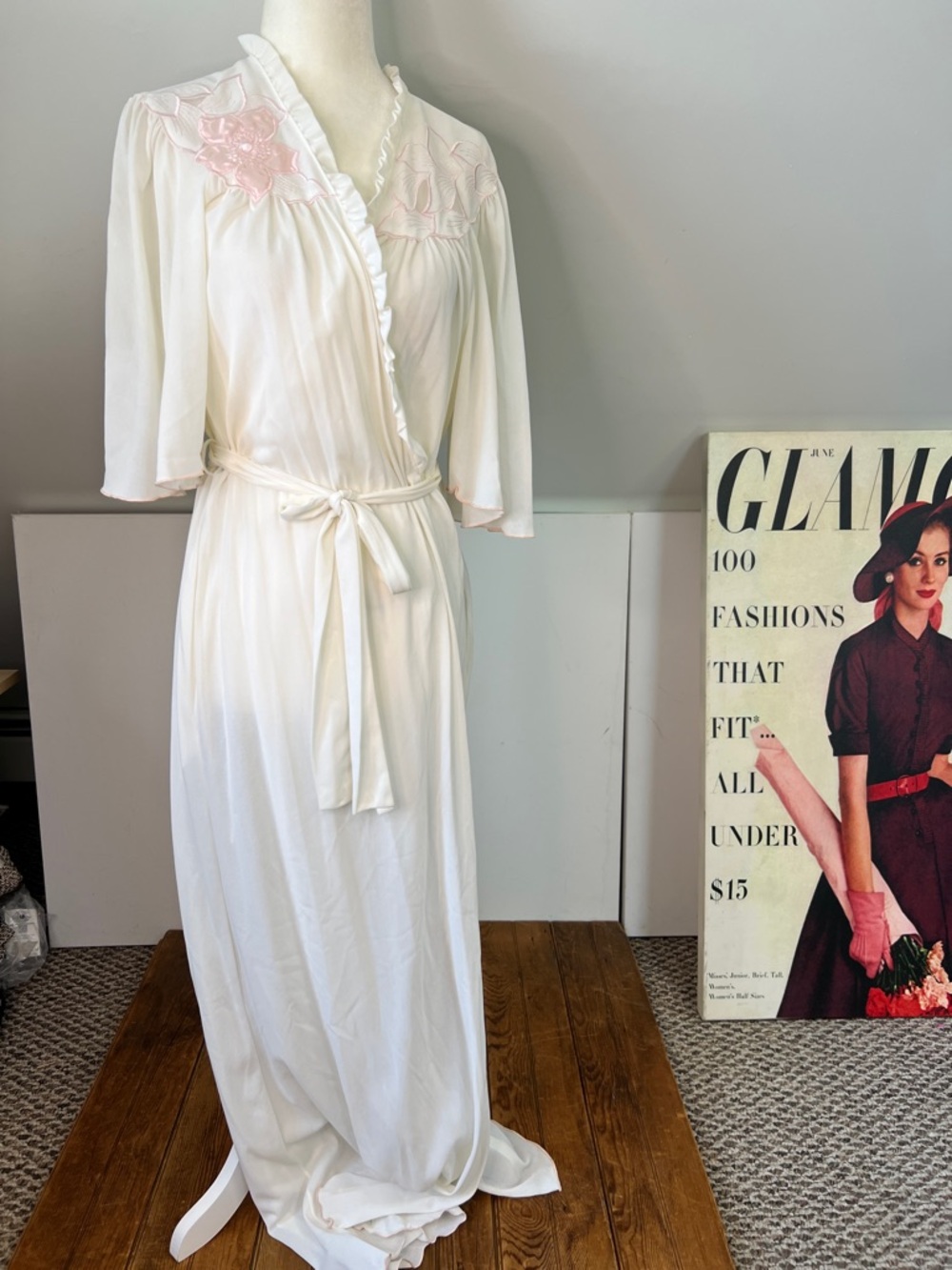 Vintage 1980s Miss Elaine Cream nylon Robe Pink Embroidered Yoke half sleeves - Picture 2 of 7